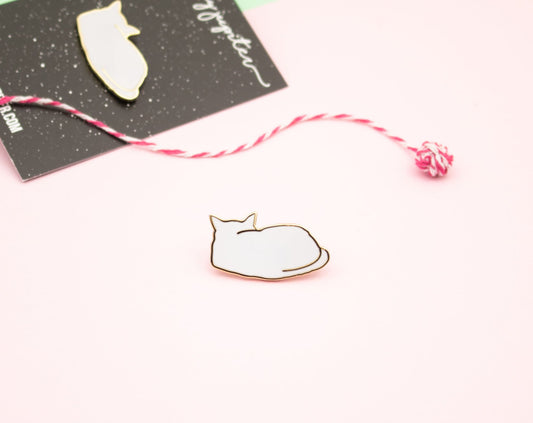 Charming White Cat Enamel Pin | Ideal Aesthetic Cat Lover's Gift