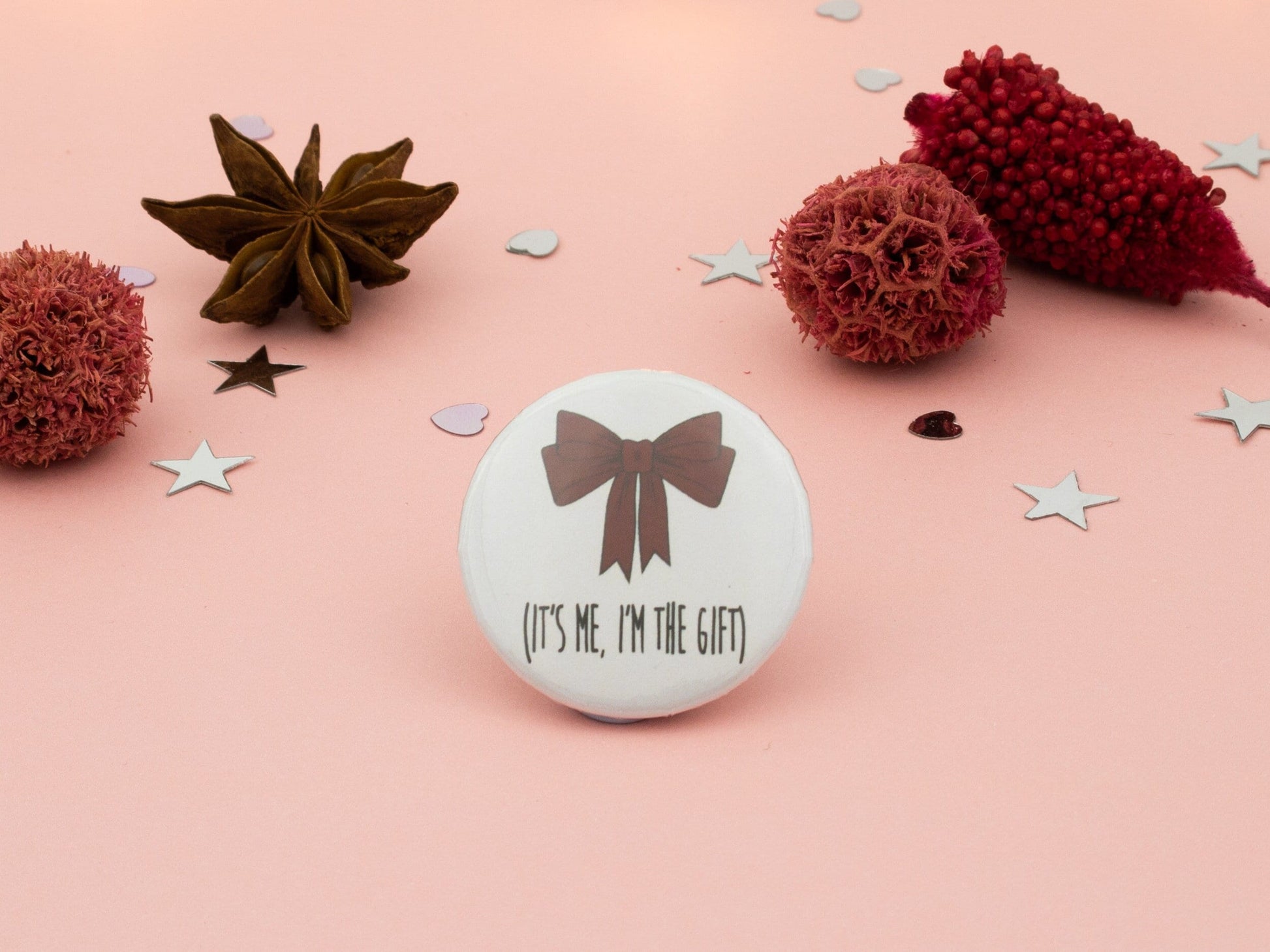 It's Me - I'm the Gift! Funny Christmas Badge | Stocking Stuffers | Festive Pins